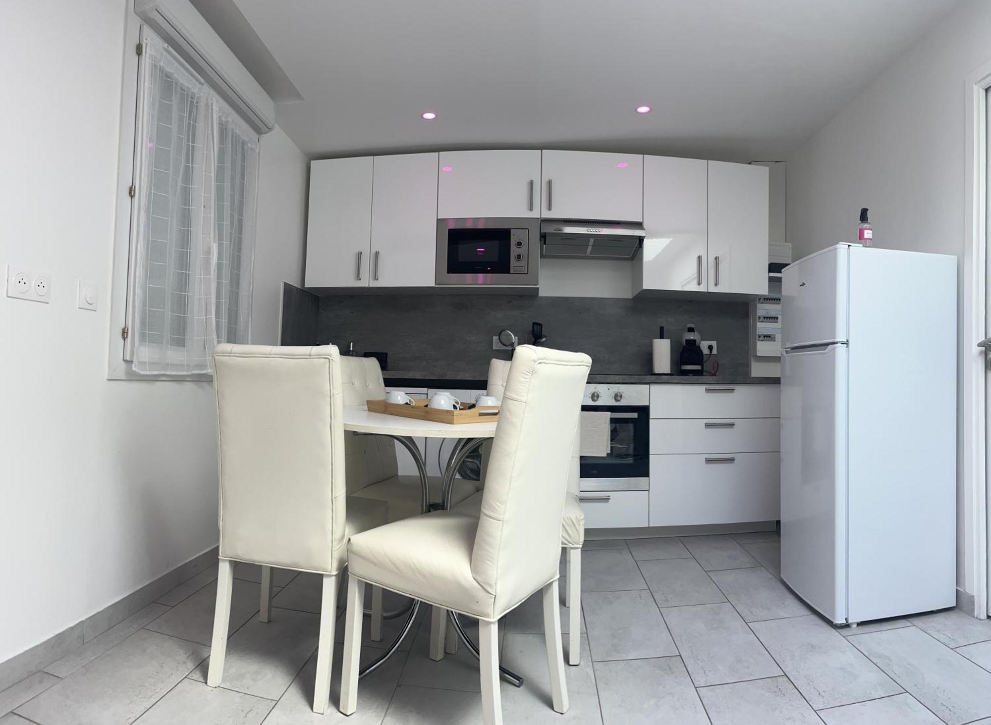 La Dream Night Apartment ปงโตล-กงโบล ภายนอก รูปภาพ