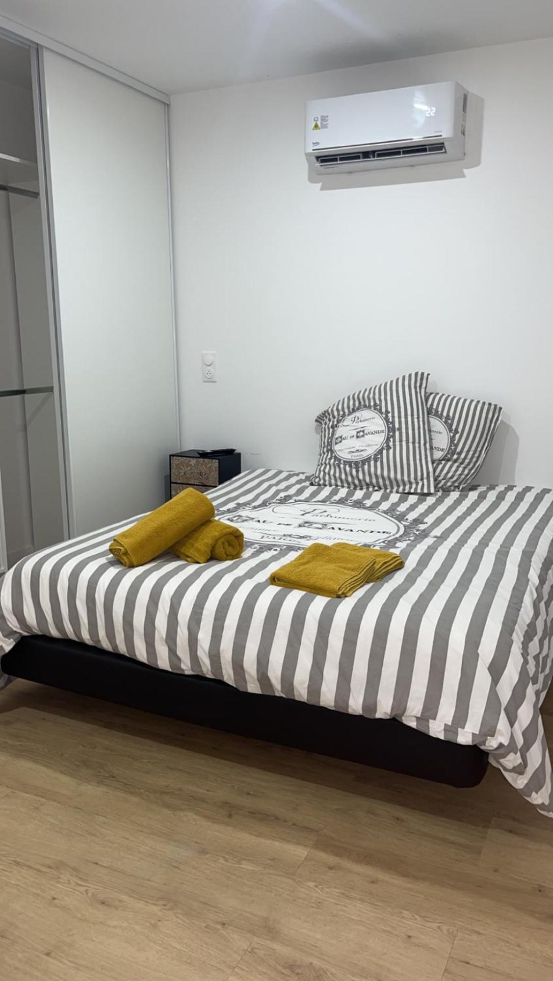 La Dream Night Apartment ปงโตล-กงโบล ภายนอก รูปภาพ