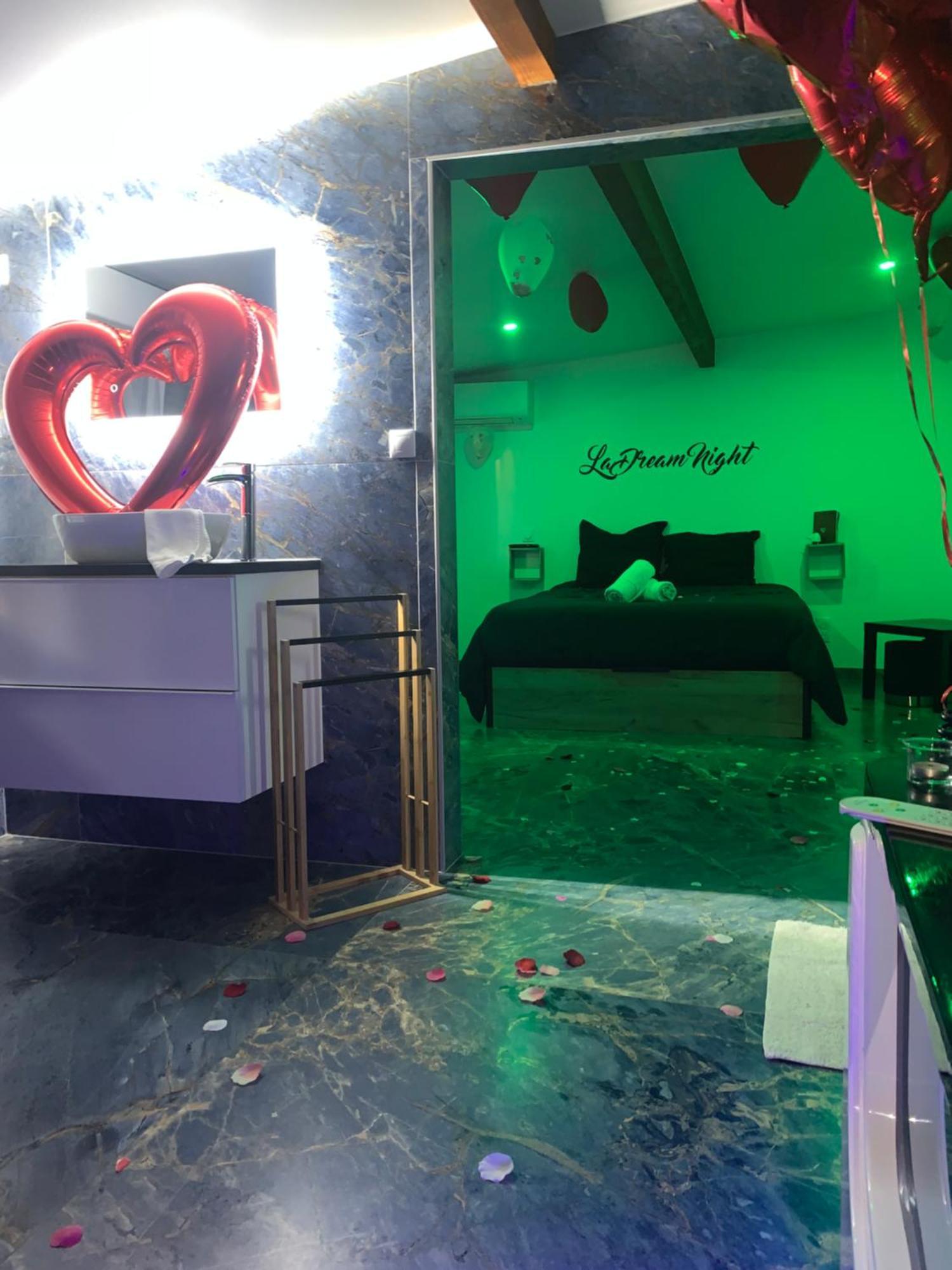 La Dream Night Apartment ปงโตล-กงโบล ภายนอก รูปภาพ